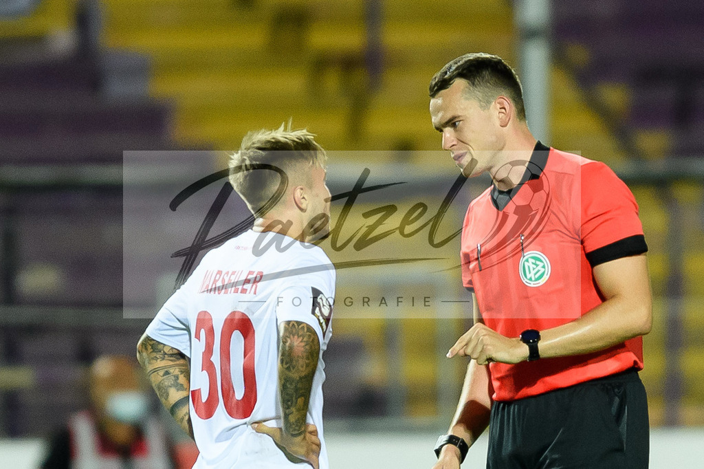 OSNVKO2021090620210906_199 | Fussball, Herren: Schiedsrichter Richard Hempel spricht mit Luca Marseiler (FC Viktoria Koeln) beim Spiel der 3. Liga zwischen VfL Osnabrueck und FC Viktoria Koeln im Stadion an der Bremer Bruecke am 06.09.2021 in Osnabrueck, Deutschland.DFB / DFL REGULATIONS PROHIBIT ANY USE OF PHOTOGRAPHS AS IMAGE SEQUENCES AND/OR QUASI-VIDEO. - Realisiert mit Pictrs.com