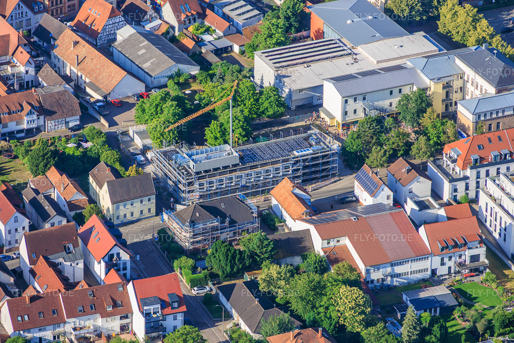 Luftbild: Baustelle des Neubau der VERBANDSGEMEINDE KANDEL für Mensagebäude der Ludwig-Riedinger-Grundschule. zwo/elf Architekten PartmbB Erdbauarbeiten: Gaudier Erd-u. Rückbau GmbH Fensterarbeiten: Trumpf Metallbau GmbH FREIANLAGEN: Bauer.Landschaftsarchitekten HAUSTECHNIK: Bender+Urich GmbH & Co.KG TRAGWERK: Ingenieurbüro Sikora Fassadenarbeiten: AS-Fassaden GmbH Rohbauarbeiten:Wünschel BAU GmbH Elektroarbeiten: Wieland & Schultz GmbH RLP-Ministerium für Bildung, Wissenschaft, Weiterbildung und Kultur in Kandel im Bundesland Rheinland-Pfalz in Deutschland. – Foto: IMG_157319.jpg vom 18.06.2026 durch Werner Riehm/FLY-FOTO.de – Auflösung des Originals: 6000 x 4000 px – Grundschule Kandel | Ludwig-Riedinger-Grundschule in Kandel – zwo/elf – Erweiterung Ludwig-Riedinger Grundschule – WWW.GAUDIER.DE – Trumpf Metallbau | Konstruktionen aus Metall und Glas von Qualität – WWW.BAUER-LANDSCHAFTSARCHITEKTEN.DE – Ingenieurbüro Sikora - Ingenieurbüro Sikora – AS Fassaden GmbH - Hinterlüftete Fassade vom Profi – WUENSCHELBAU.DE – WWW.WIELAND-SCHULTZ.COM