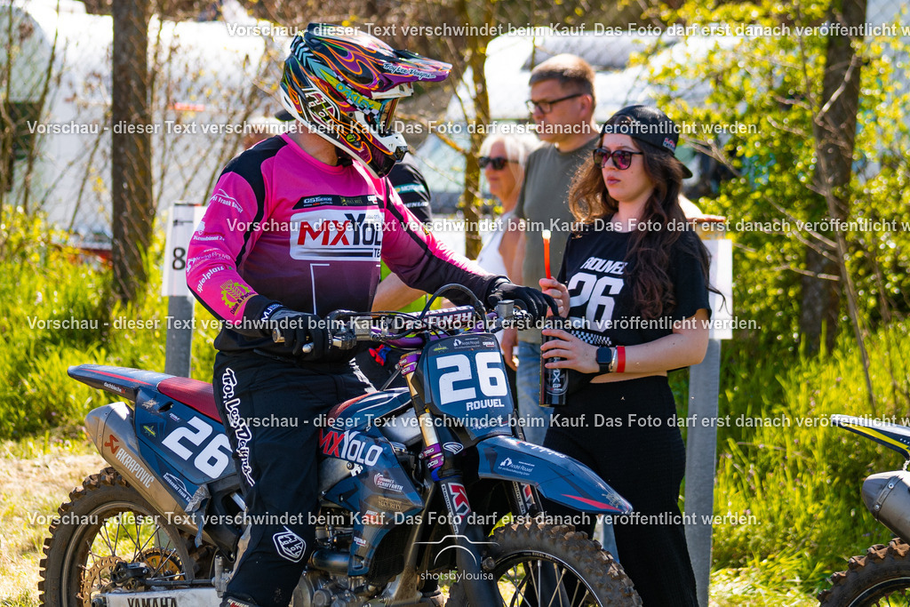 20260501_MCWriezen-3447 | Sportfotografin aus Berlin-Brandenburg mit Fokus auf Motocross. Ich halte deine sportliche Leistung und echte Emotionen auf und neben der Strecke professionell fest. Entdecke die Fotos von deinem Rennen und bestelle sie direkt hier im Shop.