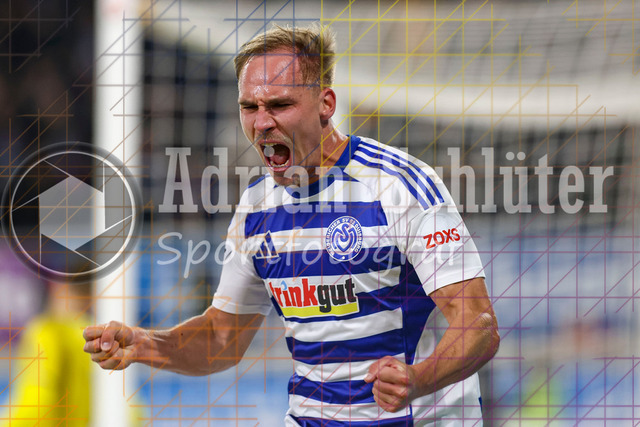 MSV Duisburg vs Rot-Weiss Essen - 3. Liga | Duisburg, Deutschland, 26.10.25:   Florian Krüger (MSV Duisburg) Torjubel, jubelt nach seinem Treffer zum 1:0 waehrend des Spiels der 3. Liga MSV Duisburg vs Rot-Weiss Essen in der schauinsland-reisen-arena(Foto von Brauer-Fotoagentur / Adrian Schlueter)