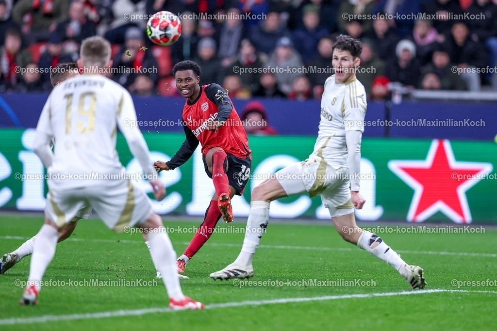 UCL29012501032 | 29.01.2025, Fußball, Bayer 04 Leverkusen - AC Sparta Prag, UEFA Champions League, 8. Spieltag, BayArena, Saison 2024 2025: Nathan Tella (Bayer04 Leverkusen #19) im Zweikampf gegen Martin Vitik (Sparta Prag #41) 