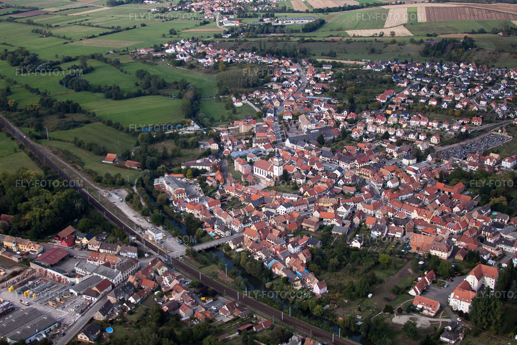 Aerial view: View of the streets and houses in the residential areas in Dettwiller in the state Bas-Rhin, France. – Photo: IMG_53591.jpg taken on 09/30/2012 by Werner Riehm/FLY-FOTO.com – Resolution of the original: 4752 x 3168 px