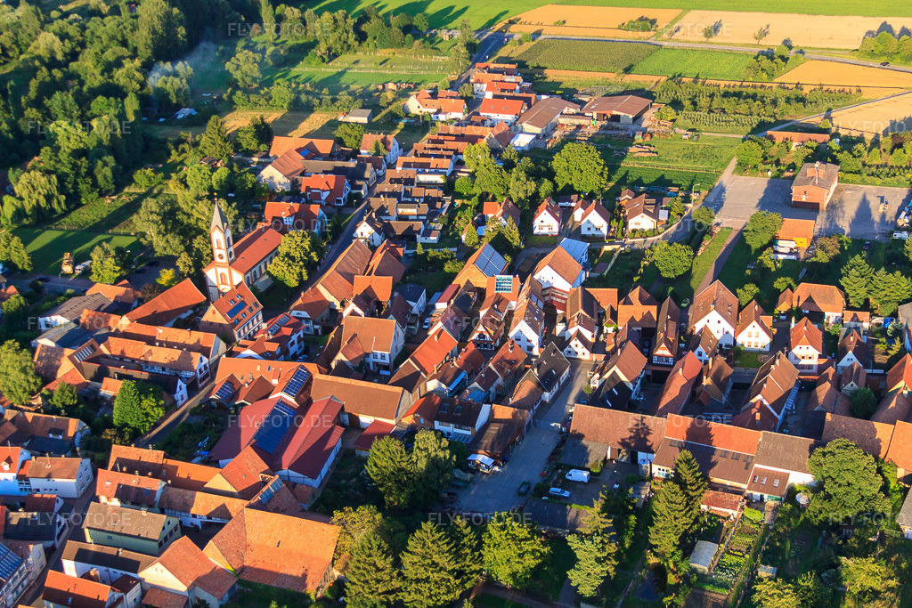 Luftbild: Oberdorfstr im Ortsteil Mühlhofen in Billigheim-Ingenheim im Bundesland Rheinland-Pfalz in Deutschland. Foto: IMG_51120.jpg vom 22.07.2012 durch Werner Riehm/FLY-FOTO.deAuflösung des Originals: 4752 x 3168 px