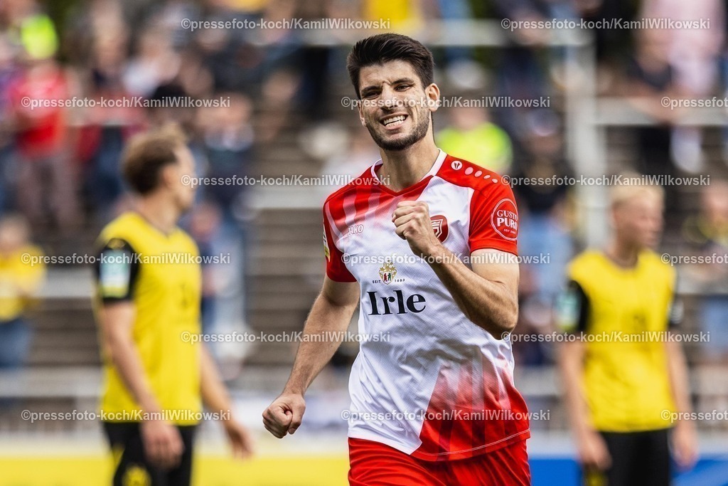 xkwi03082501013 | 03.08.2025, xkwix, Fußball, Regionalliga West, Borussia Dortmund U23 - Sportfreunde Siegen, Stadion Rote Erde: Torjubel nach dem Tor zum 0:1 durch Cagatay Kader (Sportfreunde Siegen #10)