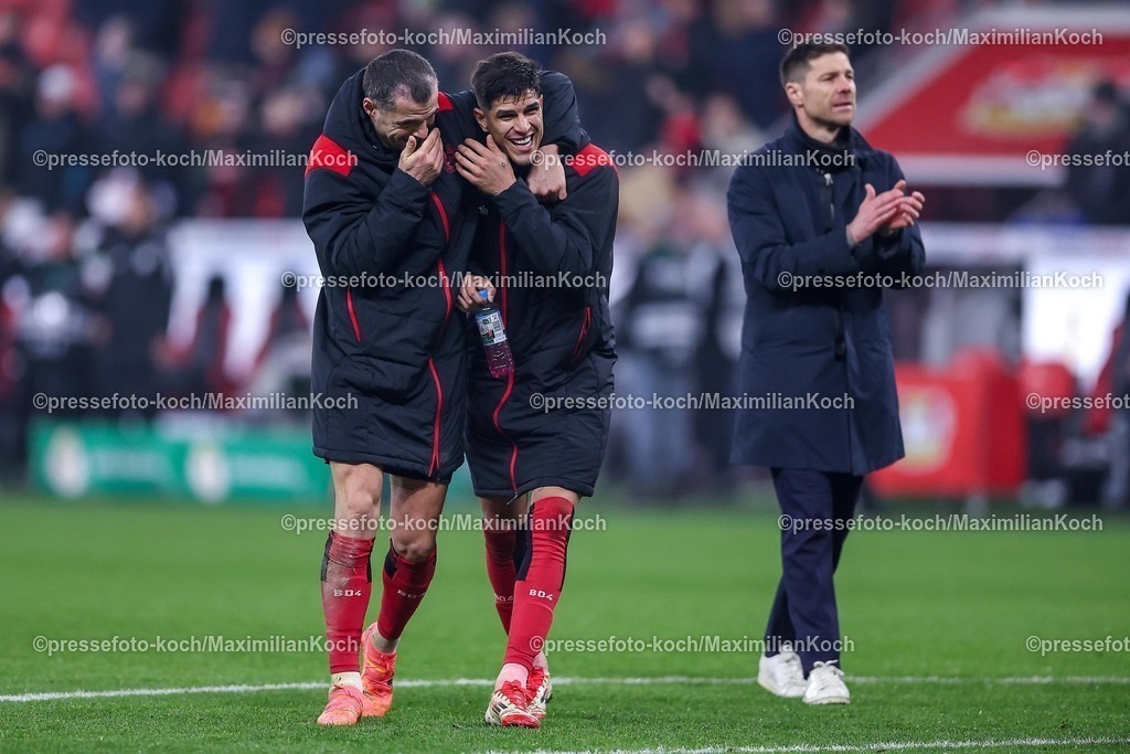 DFB05022502361 | 05.02.2025, Fußball, DFB-Pokal Viertelfinale, Bayer 04 Leverkusen - 1.FC Köln, BayArena, Saison 2024 2025: Abschlussjubel nach dem 3:2 Sieg. Die Mannschaft feiert den Erfolg und den Einzug ins Halbfinale. Granit Xhaka (Bayer04 Leverkusen #34), Piero Hincapie (Bayer04 Leverkusen #3), Cheftrainer Xabi Alonso (Bayer 04 Leverkusen Trainer)DFB regulations prohibit any use of photographs as image sequences and or quasi-video.