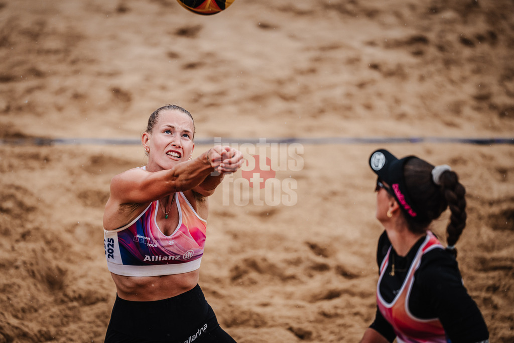 Beachvolleyball | Frauen | Allianz German Beach Tour 2025 | Tourstop Berlin | 23.08.2025 | Tabea Schwarz spielt den Ball