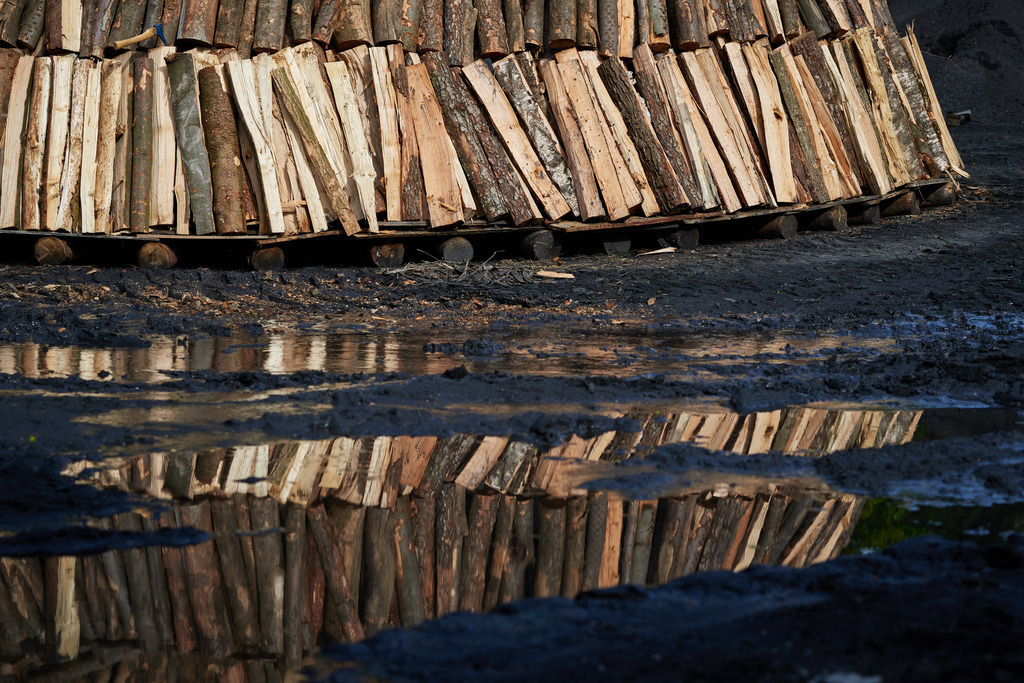Spiegelung des Meilers im Wasser | Michelbach, Austria - May 08, 2019: Waldköhlerei Hochecker, die 2011 in das Nationale Verzeichnis des immateriellen Kulturerbes der UNESCO aufgenommen wurde, produziert noch echte Holzkohle; Spiegelung des Meilers im Wasser. - Realisiert mit Pictrs.com