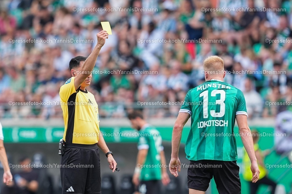 xYDR26072501020 | 26.07.2025, xydrx, Fußball, SC Preußen Münster - Viktoria Köln, Testspiel, LVM-Preußenstadion: Cengiz Kabalakli (Schiedsrichter) zeigt Lars Kokotsch (SC Preußen Münster #13) die gelbe Karte