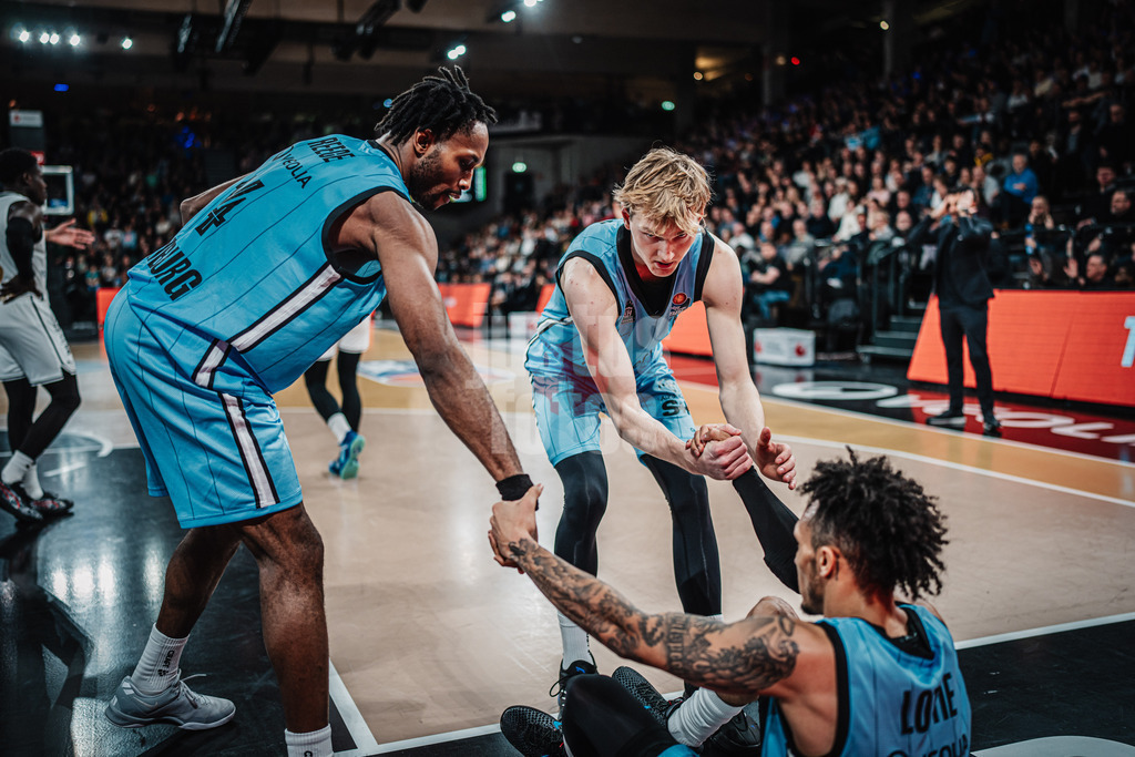 Basketball | Männer | Saison 2024/2025 | easyCredit Basketball Bundesliga | 14. Spieltag | Veolia Towers Hamburg vs. Basketball Löwen Braunschweig | 30.12.2024 | v.l. Camron Reece, Jared Grey (#8, Veolia Towers Hamburg) und Jaizec Lottie (#4, Veolia Towers Hamburg)