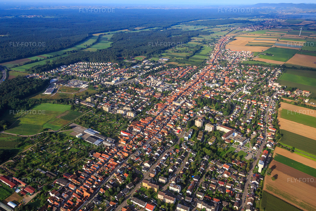 Luftbild: Stadtübersicht aus Nordosten in Kandel im Bundesland Rheinland-Pfalz in Deutschland. Foto: IMG_092842.jpg vom 13.08.2016 durch Werner Riehm/FLY-FOTO.de