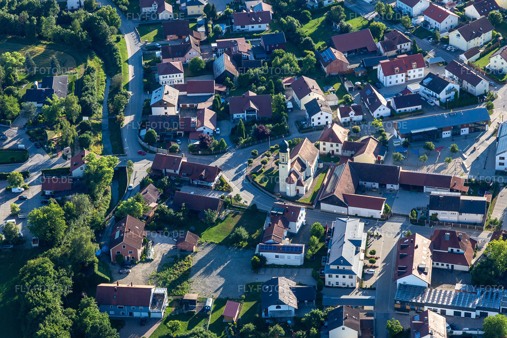 Luftbild:  im Ortsteil Piering in Salching im Bundesland Bayern in Deutschland. – Foto: IMG_133178.jpg vom 03.07.2022 durch Werner Riehm/FLY-FOTO.de – Auflösung des Originals: 5472 x 3648 px – Aktuellles aus Salching - Gemeinde Salching