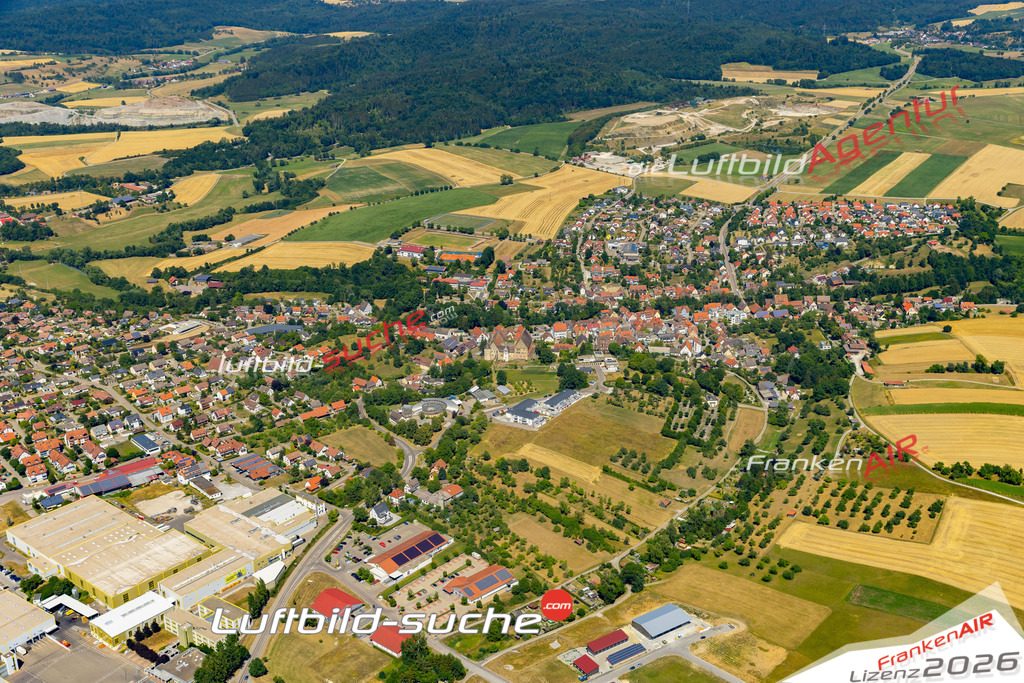 Aktuelles Luftbild von  Obersontheim - Die Luftaufnahme wurde 2022 mittels UL-Flugzeug erstellt ( keine Drohne ) - hochauflösende Kamera-Systeme von  Canon -Beste Qualität - Für grossformatige Ausdrucke geeignet. Die Geschenkidee !