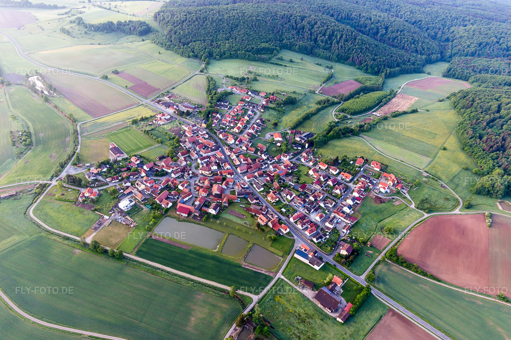 Luftbild: Ortsansicht im Ortsteil Geusfeld in Rauhenebrach im Bundesland Bayern in Deutschland. Foto: IMG_107212.jpg vom 10.05.2018 durch Werner Riehm/FLY-FOTO.de
