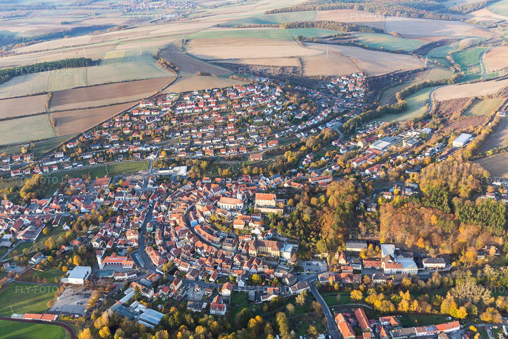 Luftbild: Ortsansicht der Straßen und Häuser der Wohngebiete in Arnstein im Bundesland Bayern in Deutschland. Foto: IMG_112397.jpg vom 02.11.2018 durch Werner Riehm/FLY-FOTO.de