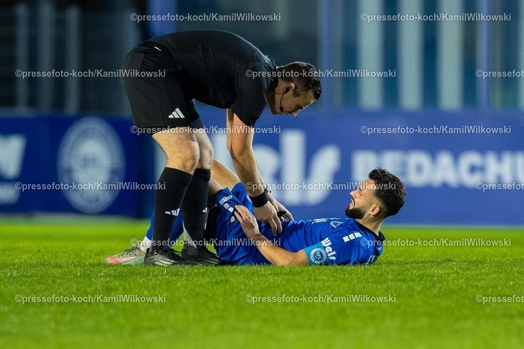 xKWI31102501153 | 31.10.2025, xkwix, Fußball, Regionalliga West, VfL Sportfreunde Lotte - FC Gütersloh, Stadion am Lotter Kreuz: Der verletzte Kamer Krasniqi (VfL Sportfreunde Lotte #17)