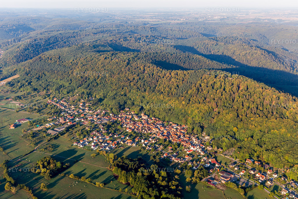 Vue aérienne: Vue du village à Ernolsheim-les-Saverne, en bordure des Vosges septentrionales à Ernolsheim-lès-Saverne dans le département Bas Rhin, France. Photo: IMG_111653.jpg prise le 16/09/2018 par Werner Riehm/FLY-FOTO.eu – Résolution de l'original: 5329 x 3553 px