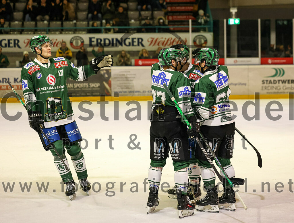 2024-01-05_146_TSV_Erding_gegen_VfE_Ulm-Neu-Ulm | Erding, Deutschland, 05.01.2024:
Eishockey, Bayernliga Vorrunde 2023 / 2024, 22. Spieltag, TSV Erding gegen VfE Ulm/Neu-Ulm, Endergebnis: 7:6

Elia Ostwald (Erding Gladiators, #17), Philipp Michl (Erding Gladiators, #77), Paul Pfenninger (Erding Gladiators, #58)

Foto: Christian Riedel / fotografie-riedel.net