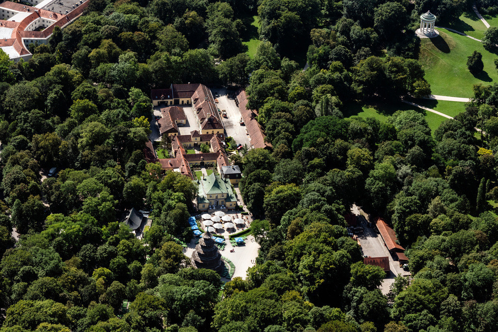 dr__0031220.jpg | MüNCHEN 09.08.2019 Der Chinesische Turm mit Biergarten im Englischen Garten in München Schwabing im Bundesland Bayern. Bei hochsommerlichen Temperaturen sind kaum Gäste an den Tischen und Sitzbänken in der Sonne zu sehen. Im Restaurant ist für eine Feier gedeckt. Der Chinesische Turm ist auch als Chinaturm oder Große Pagode bekannt. // The Chinese Tower beer garden in English Garden in Munich Schwabing in the state Bavaria. In high summer temperatures hardly any guests can be seen at the tables and benches in the sun. The restaurant is set for a celebration. Foto: Daniel Reiter