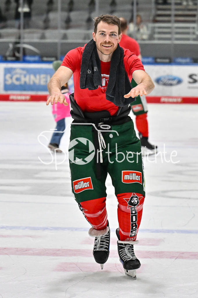 Augsburger Panther - Schwenninger Wild Wings | Die Augsburger Panther feiern zusammen mit den Fans dem Heimsieg gegen Schwenningen / DEL: Augsburger Panther - Schwenninger Wild Wings, Curt Frenzel Stadion am 02.02.2025 / Chris COLLINS (Augsburger Panther #10)