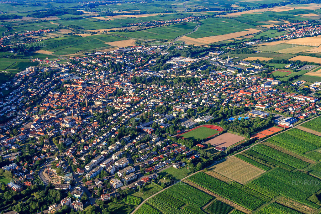 Luftbild: Stadtansicht aus Südwesten in Bad Bergzabern im Bundesland Rheinland-Pfalz in Deutschland. Foto: IMG_51270.jpg vom 04.08.2012 durch Werner Riehm/FLY-FOTO.de
