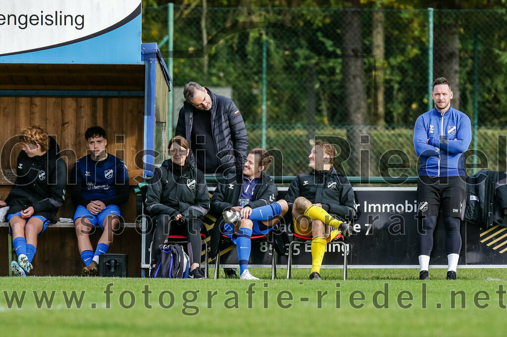 2023-11-04_062_FC_Langengeisling_gegen_VfL_Waldkraiburg | Erding, Deutschland, 04.11.2023:
Fußball, Bezirksliga Oberbayern Ost 2023 / 2024, 16. Spieltag, FC Langengeisling gegen VfL Waldkraiburg, Endergebnis: 2:0

Physio Jana Otto (FC Langengeisling), Co-Trainer Douglas Wilson (FC Langengeisling)

Foto: Christian Riedel / fotografie-riedel.net