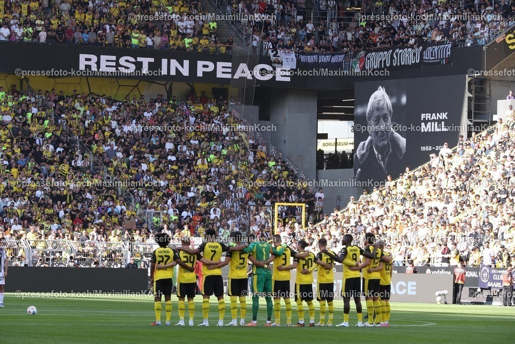 BVB10082501010 | 10.08.2025, Fußball, Borussia Dortmund - Juventus Turin, Testspiel, Signal Iduna Park, Saison 2025 2026: Gedenken GEdenkminute Sdchweigeminute für den verstorbenen Frank Mill vor dem Spiel   DFB regulations prohibit any use of photographs as image sequences and or quasi-video.