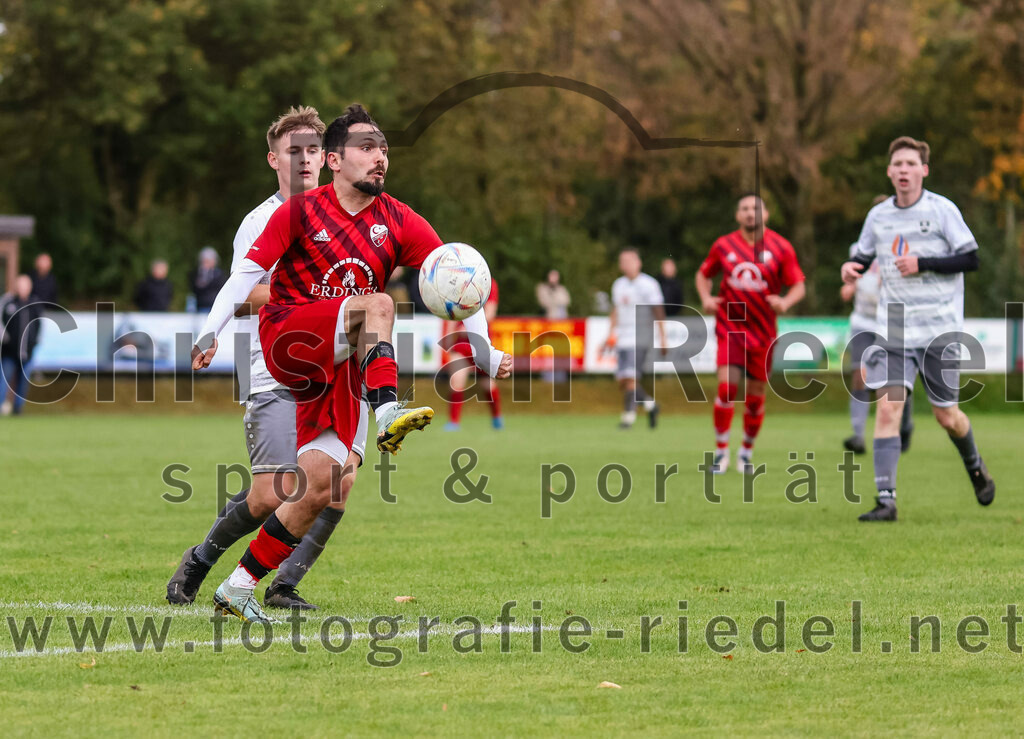 2023-10-15_051_SV_Eintracht_Berglern_gegen_FC_Tuerkguecue_Erding | Berglern, Deutschland, 15.10.2023:
Fußball, Kreisklasse 2023 / 2024, 10. Spieltag, SV Eintracht Berglern gegen FC Türkgücü Erding, Endergebnis: 1:0

Sebastian Hemauer (SV Eintracht Berglern, #17), Ismail Öztürk (FC Türk Gücü Erding, #11)

Foto: Christian Riedel / fotografie-riedel.net