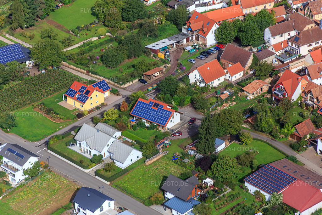 Luftbild: Am Pfarrgarten im Ortsteil Heuchelheim in Heuchelheim-Klingen im Bundesland Rheinland-Pfalz in Deutschland. Foto: IMG_072617.jpg vom 19.09.2014 durch Werner Riehm/FLY-FOTO.deAuflösung des Originals: 5472 x 3648 px