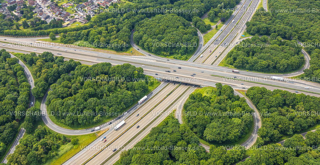 Oberhausen250516593 | Luftbild, Autobahnkreuz Oberhausen mit den Autobahnen A2 und A3, Naturschutzgebiet NSG Sterkrader Wald, Königshardt, Oberhausen, Ruhrgebiet, Nordrhein-Westfalen, Deutschland