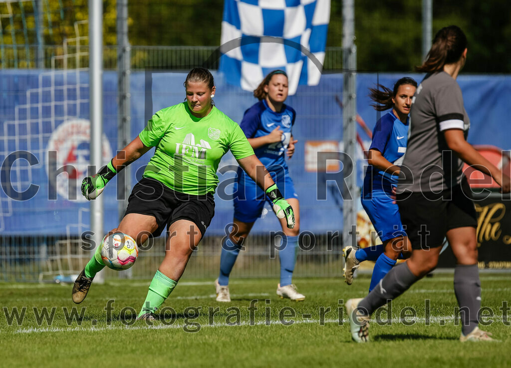 2023-09-09_083_FC_Langengeisling_gegen_TV_1864_Altoetting | Erding, Deutschland, 09.09.2023:
Fußball, Bezirksoberliga 2023 / 2024, 2. Spieltag, FC Langengeisling gegen TV 1864 Altötting, Endergebnis: 2:3

Torwart Isabell Losleben (FC Langengeisling, #1)

Foto: Christian Riedel / fotografie-riedel.net