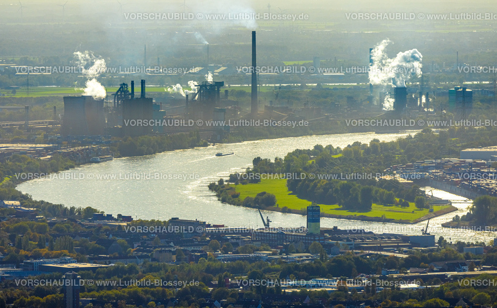 Duisburg221000304 | Luftbild, Fluss Rhein, Industrieanlagen und Werkshafen der Hüttenwerke Krupp Mannesmann HKM, rauchende Schlote und Dampfwolken, Friemersheim, Duisburg, Ruhrgebiet, Nordrhein-Westfalen, Deutschland