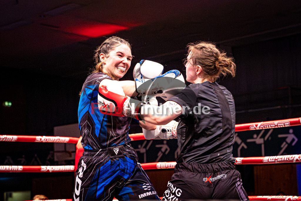 Sonja Özgisi (Sei Wasser Bad Tölz) blau gegen Franziska Waiser (MFA Penz) rot | MFA Fight Night Frauen K1 -67kg Kampf 7, Sonja Özgisi (Sei Wasser Bad Tölz) blau gegen Franziska Waiser (MFA Penz) rot, 20251108,,2025-11-08 in Penzberg (Wellenberghalle Penzberg), Copyright: WolfgangxLindner www.foto-lindner.de