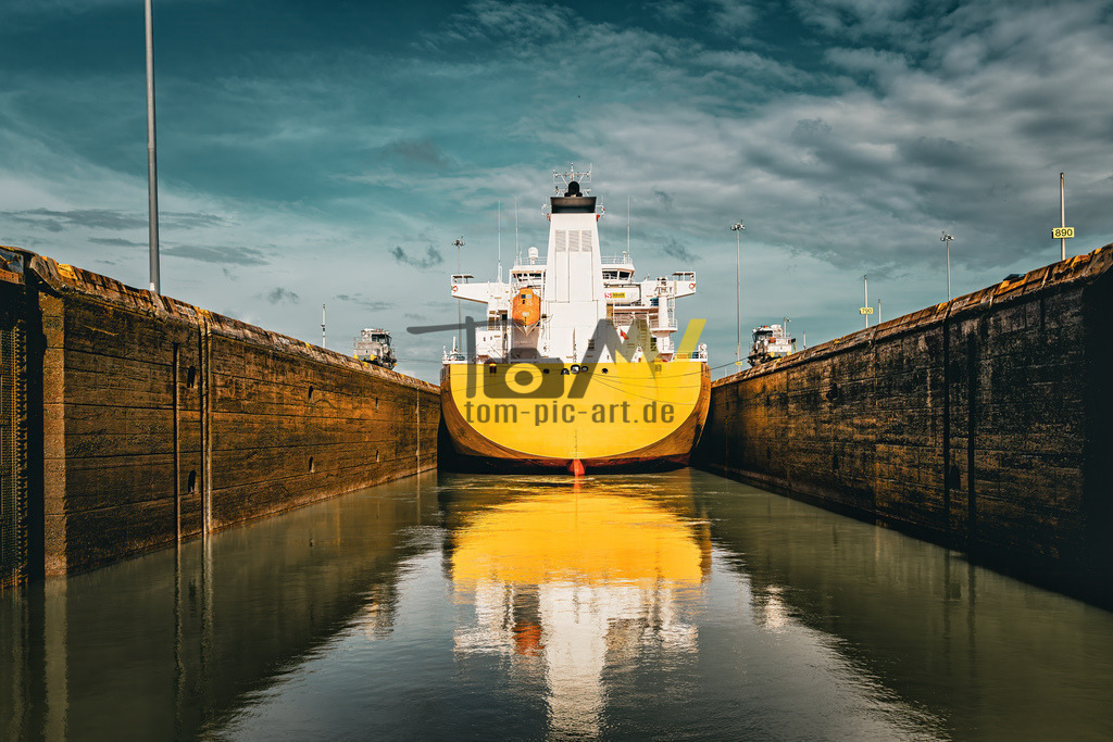 Gelbes Schiff beim schleusen im Panamakanal--Mittelamerika  | Ein gelbes ist gerade beim schleusen im Panamakanal. Auch dort müssen die verschiedenen Höhen angepasst werden. - Realisiert mit Pictrs.com
