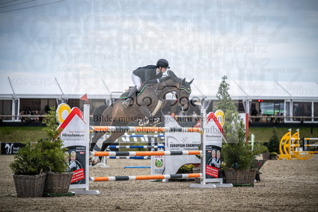 DOS_6383 | Entdecke hochwertige Reitturnierfotos von Foto Oger. Professionell, emotional und authentisch – jetzt Lieblingsmomente im Shop bestellen.Deutschlandweite Turnierfotografie. - Realisiert mit Pictrs.com