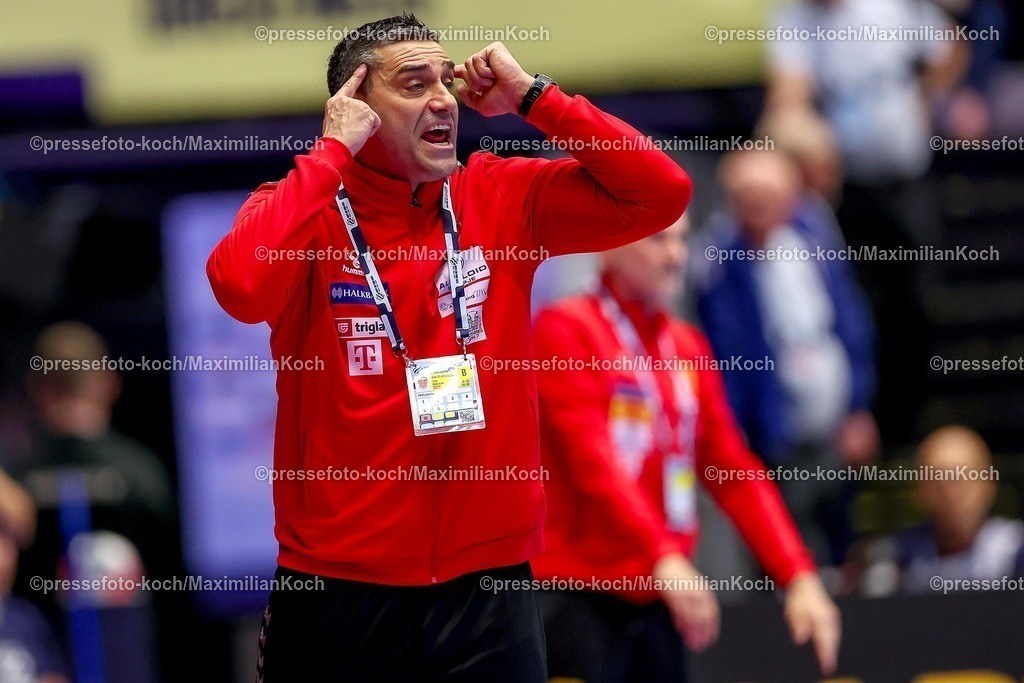 EHF18012601082 | 18.01.2026, Handball, Men's EHF EURO 2026, Portugal - Nordmazedonien, Jyske Bank Boxen in Herning, Dänemark, Preliminary Round:  Headcoach Kiril Lazarov (North Macedonia #hc)  gestikulierend am Spielfeldrand  
