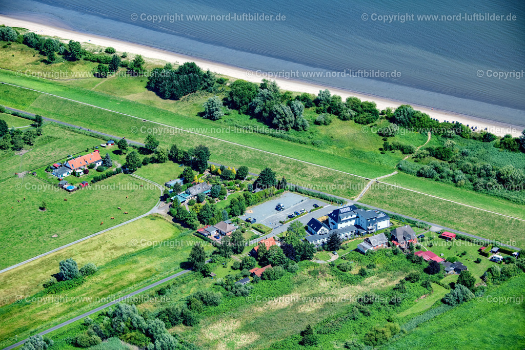 Drochtersen_Krautsand_Elbblick_ELS_3038020822 | DROCHTERSEN 02.08.2022 Ferienhaus Anlage " Elbblick " an der Straße Zur Elbaussicht in Drochtersen im Bundesland Niedersachsen, Deutschland. // Holiday house plant of the park " Elbblick " on street Zur Elbaussicht in Drochtersen in the state Lower Saxony, Germany. Foto: Martin Elsen