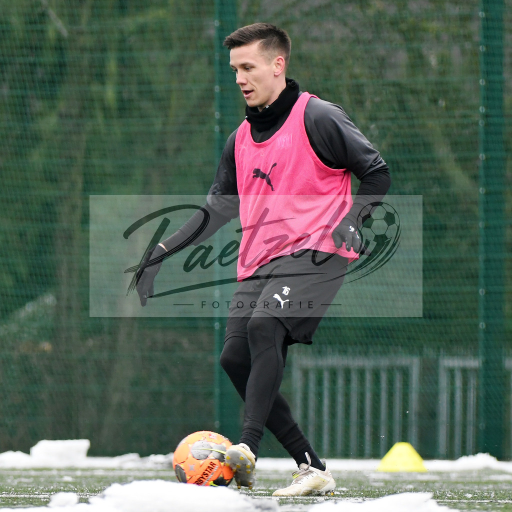 20200226_TRAOSN_0042 | Fussball, Herren: Thomas Konrad (VfL Osnabrueck) in Aktion, am Ball, Einzelaktion waehrend der Trainingseinheit des VfL Osnabrueck im Sportpark Illoshoehe am 26.02.2020 in Osnabrueck, Deutschland. - Realisiert mit Pictrs.com