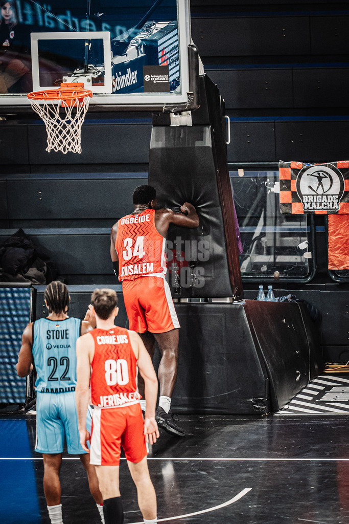 Basketball | Männer | Saison 2024/2025 | BKT EuroCup | Veolia Towers Hamburg vs. Hapoel Bank Yahav Jerusalem | 17.12.2024 | Derek Ogbeide (#34, Hapoel Jerusalem) schlägt in die Korbanlage