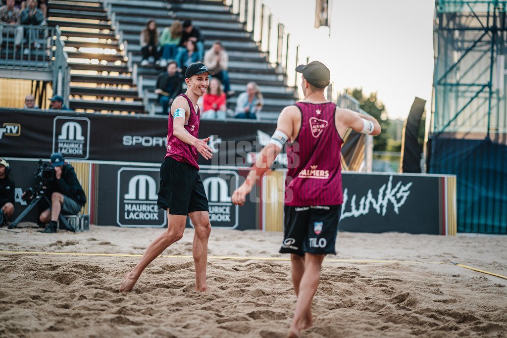 Beachvolleyball | Männer | Queen and King of the Court | Hamburg | 30.05.2024 | Momme Lorenz (links, GER) streckt die Zunge raus in Richtung Tilo Rietschel (rechts, GER)