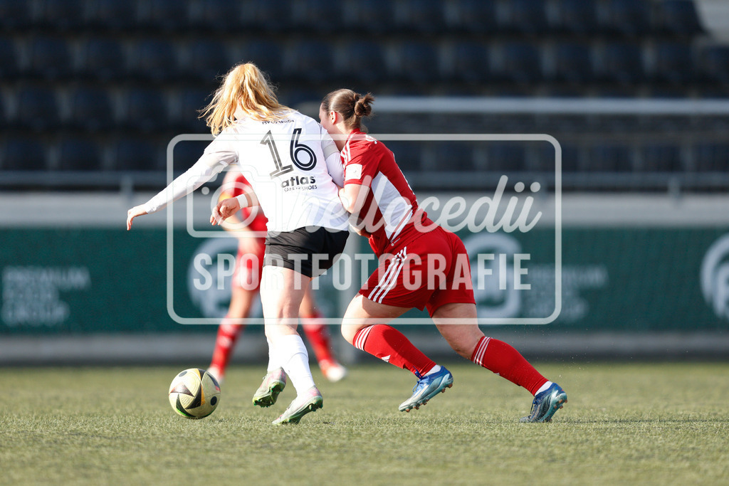 Fußball I Frauen I Saison 2025-2026 I Testspiel I FSV Gütersloh - SpVg Aurich-23 | Janna Koerdt (16, FSV Gütersloh) Sina Brühl (6, SpVg Aurich) - Realisiert mit Pictrs.com