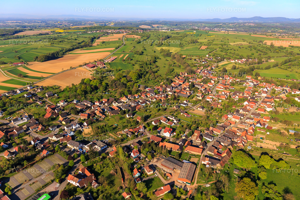 Aerial view: View of the town from the west in Preuschdorf in the state Bas-Rhin, France. – Photo: IMG_099350.jpg taken on 04/30/2017 by Werner Riehm/FLY-FOTO.com – Resolution of the original: 5472 x 3648 px