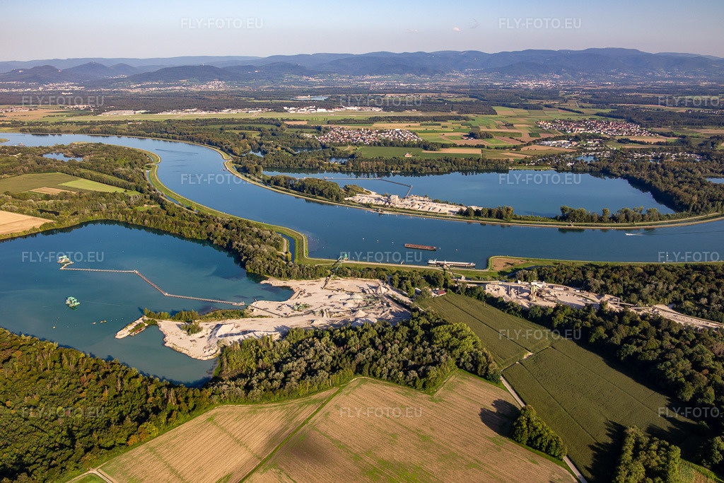 Vue aérienne: HOLCIM : GRAVIÈRE DE STATTMATTEN et graver hubele à Stattmatten dans le département Bas Rhin, France. Photo: IMG_137760.jpg prise le 18/08/2023 par Werner Riehm/FLY-FOTO.eu – Résolution de l'original: 5261 x 3508 px