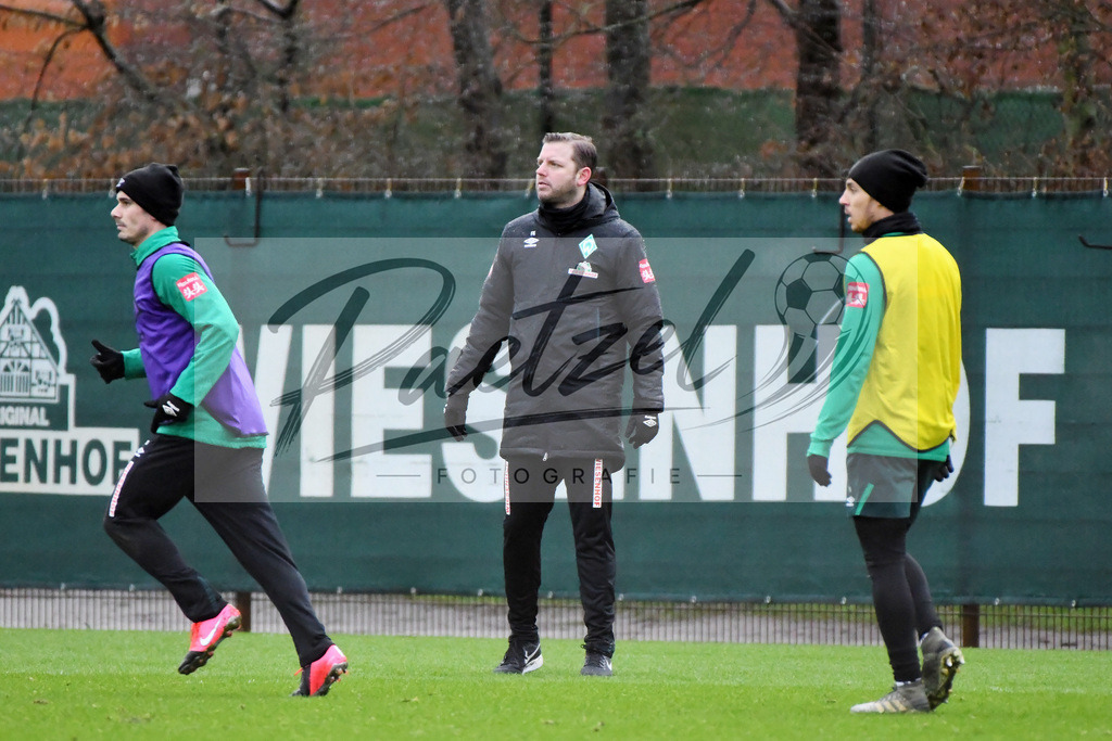 20200129_TRASVW_0046 | Fußball, Herren: Trainer Florian Kohfeldt (SV Werder Bremen) schaut beim Training des SV Werder Bremen am 29.01.2020 im wohninvest Weserstadion in Bremen, Deutschland.(Foto von Nico Paetzel) - Realisiert mit Pictrs.com