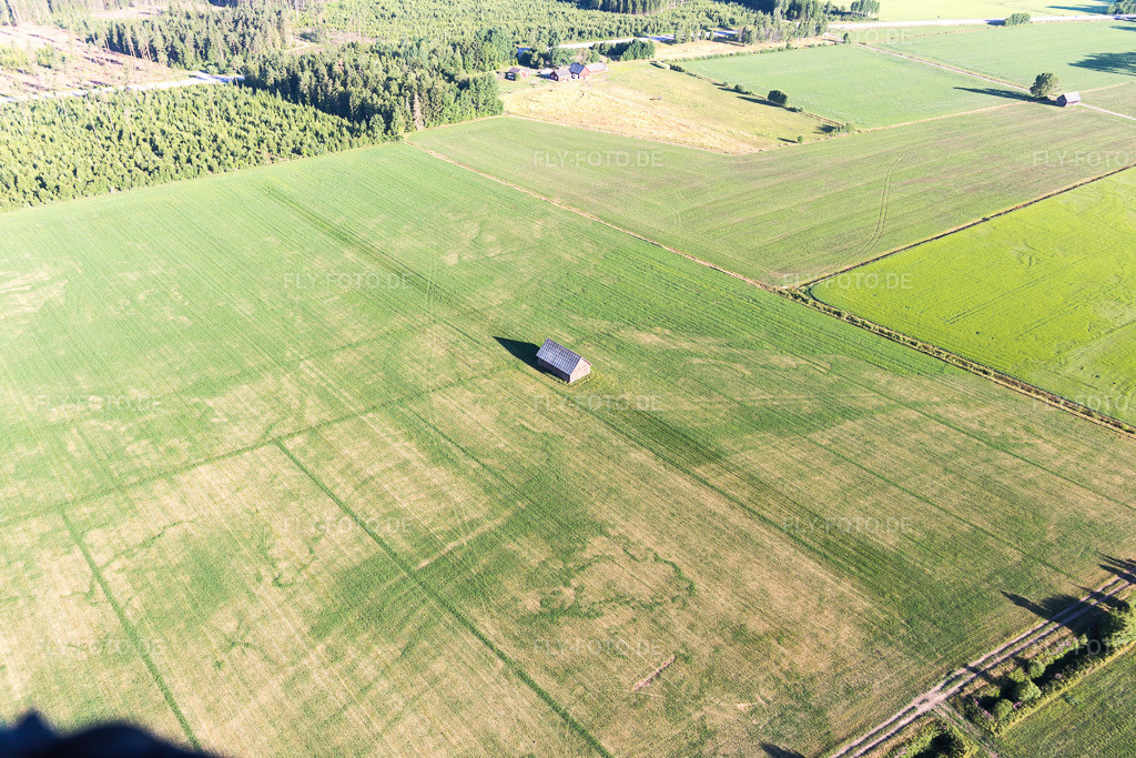Luftbild: Ortsansicht in Hölmö im Bundesland Kronoberg in Schweden. Foto: IMG_108117.jpg vom 28.06.2018 durch Werner Riehm/FLY-FOTO.de
