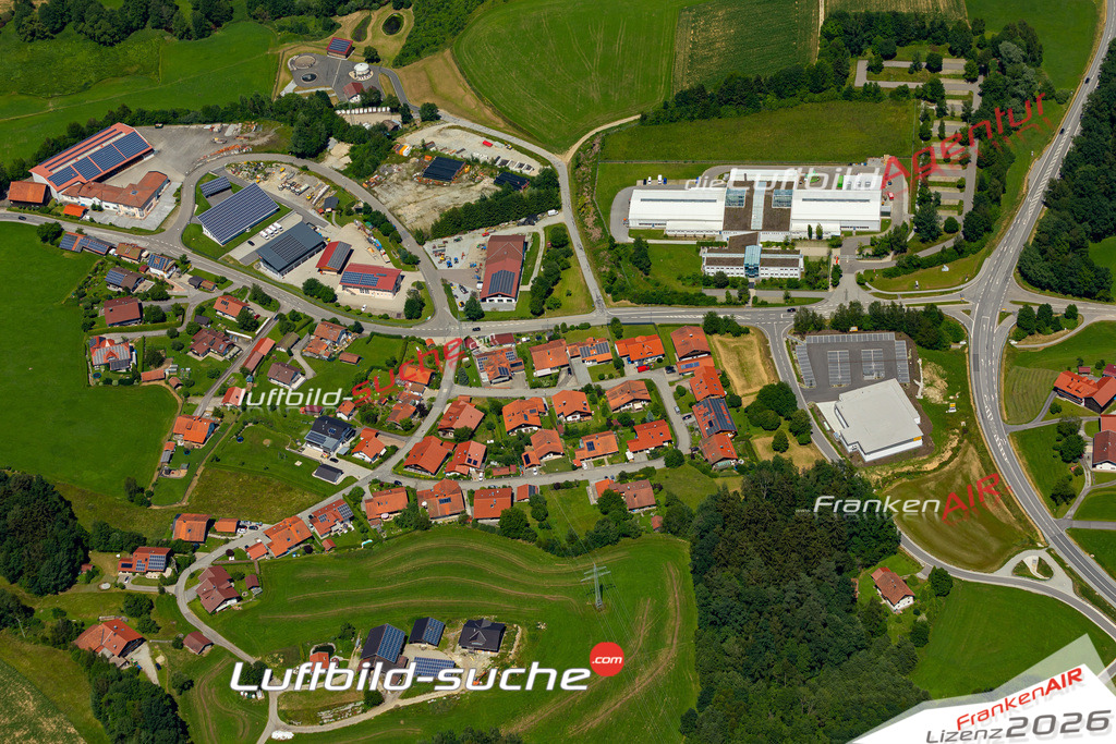 Das Luftbild der Stadt Gotteszell wurde 2022 vom Flugzeug heraus erstellt (keine Drohnen-Aufnahmen) Aufnahmehöhe ca.450 Meter- hohe Bildauflösung und Druck-Qualität. Garantiert!