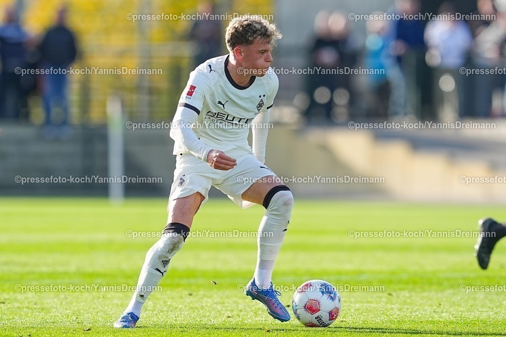 xYDRx13112501082 | 13.11.2025, xydrx, Fußball, Testspiel, Borussia Mönchengladbach - NV Koninklijke Lierse SK, Fohlenplatz am Borussia-Park: Robin Hack (Borussia Mönchengladbach #25)