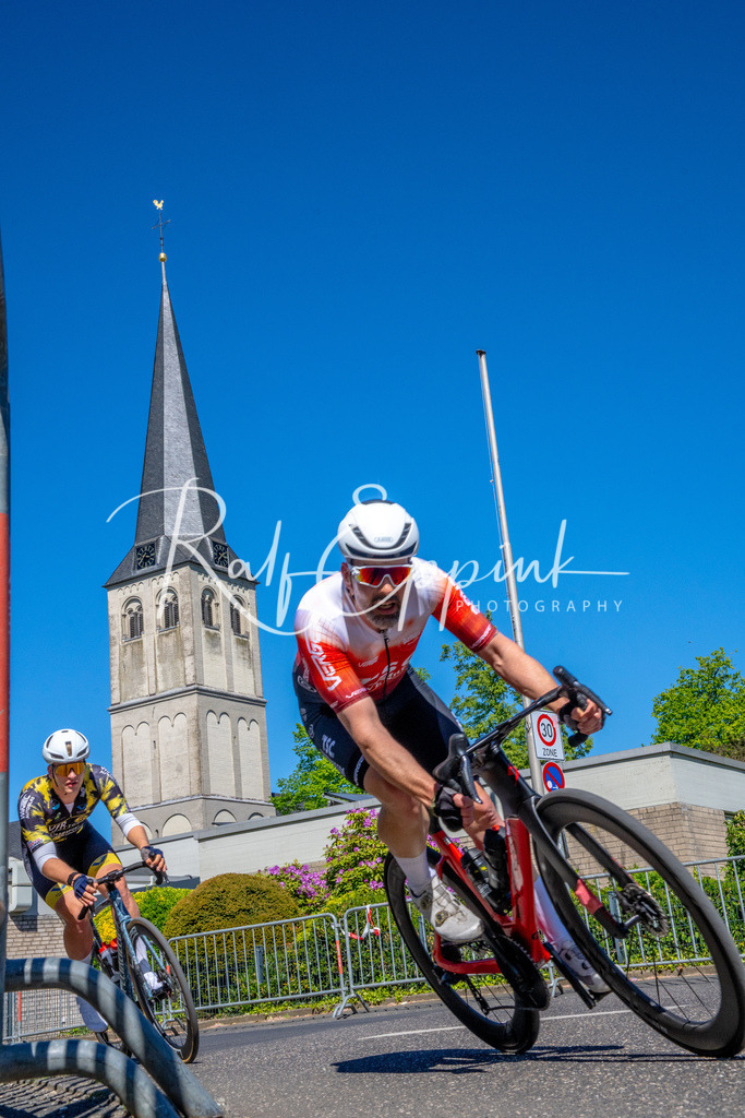 Spurt in den Mai 2026 - Großer Preis der Sparkasse Neuss | Annual one-day road cycling race "Großer Preis der Sparkasse Neuss" held in Büttgen, Germany, organized by VfR Büttgen 1912 e.V. The event features multiple races across all age categories from U11 youth to Elite men. - Realisiert mit Pictrs.com