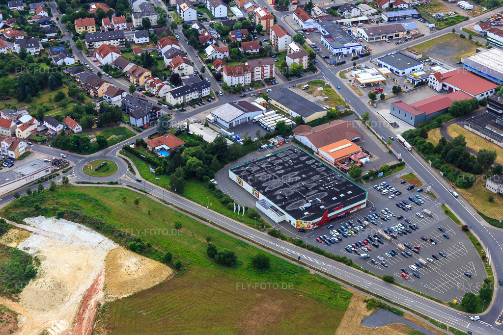 Luftbild: HIT Supermarkt in Eisenberg im Bundesland Rheinland-Pfalz in Deutschland. – Foto: IMG_092117.jpg vom 16.07.2016 durch Werner Riehm/FLY-FOTO.de – Auflösung des Originals: 5472 x 3648 px – Ihr Supermarkt in Eisenberg | HIT - Echte Vielfalt