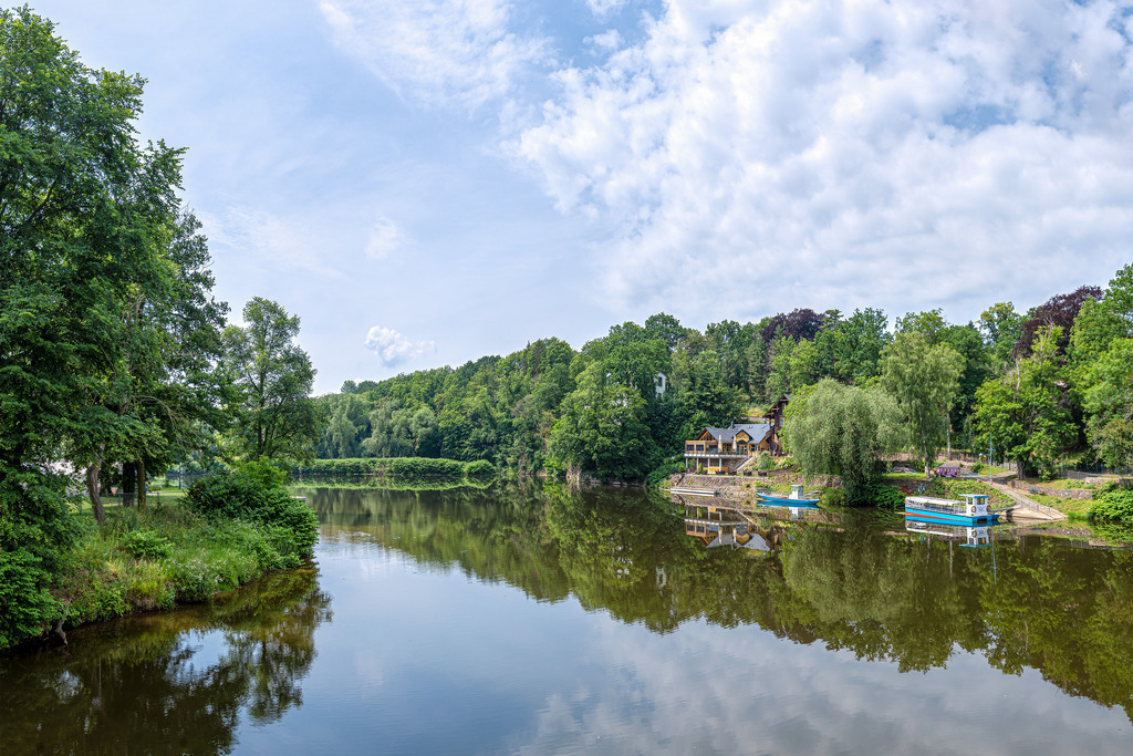 Flussaufwärts an der Mulde | Blick flussaufwärts der Mulde von der Hängebrücke in Grimma. - Realisiert mit Pictrs.com