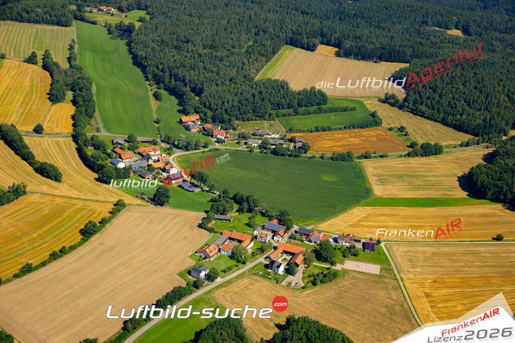 Das Luftbild zeigt : Littenhof Schmidgaden - Die Luftaufnahme wurde 2024 vom UL-Flugzeug aus erstellt ( keine Drohne ) - Hochauflösende Luftaufnahme - Für grossformatige Ausdrucke geeignet. Die Geschenkidee !Mit Lizenz und Bildrechte bestellbar